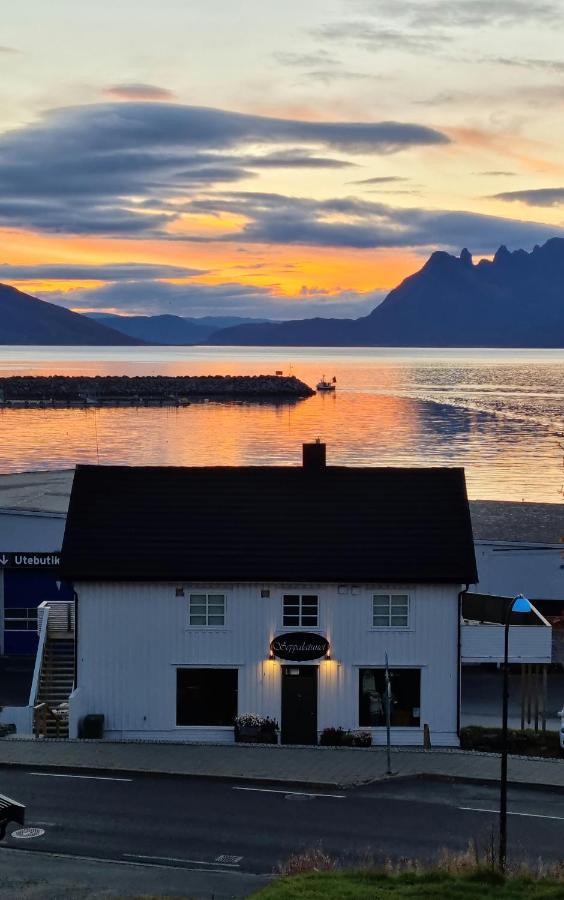 Koselig Leilighet Midt I Sentrum Apartment Skjervoy Bagian luar foto